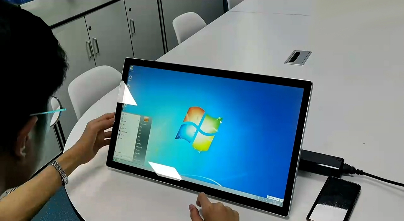 Geschlossener Touchscreen-Monitor (3A)